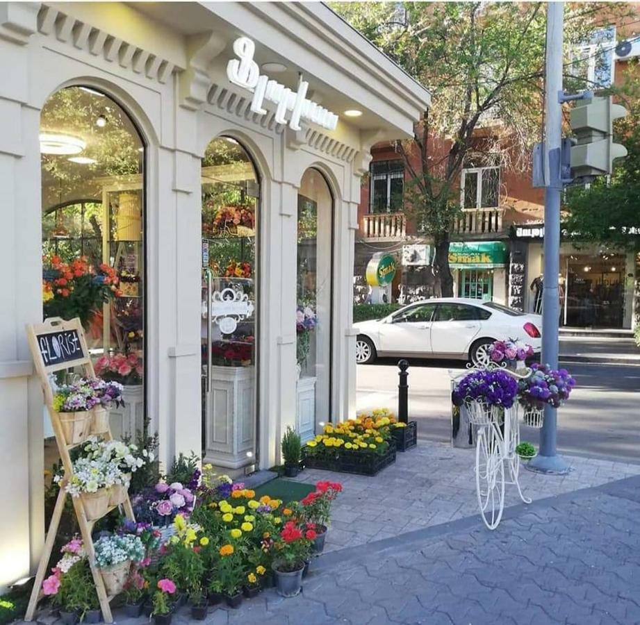 A Small Miracle In The Center Of Yerevan Erivan Exterior foto